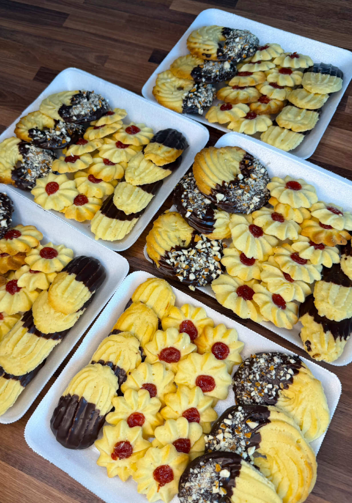 CON UNA SOLA MASA MÁS DE 90 GALLETITAS Ingredientes: Manteca o margarina 400gr  Azúcar impalpable 250gr 1 huevo  Harina 0000 500gr  Esencia de vainilla 1 cdita  Sal 1/2 cucharada Ralladura de un limón o una naranja  ✅En un recipiente colocamos la manteca a temperatura ambiente junto con el azúcar y la esencia de vainilla, batimos hasta formar una crema blanca y agregamos el huevo. Terminamos de unir y por último incorporamos la harina previamente tamizada. Formamos una pasta y la pasamos a una manga con pico estrellado, hacemos las galletas y las horneamos a 180° por 15 minutos.  #galletas #galletitas #merienda #pastelería #emprendedor 