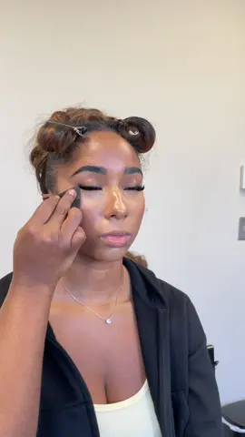 Watch me work 😬💕 #makeuptutorial #makeuphacks #softglammakeup 