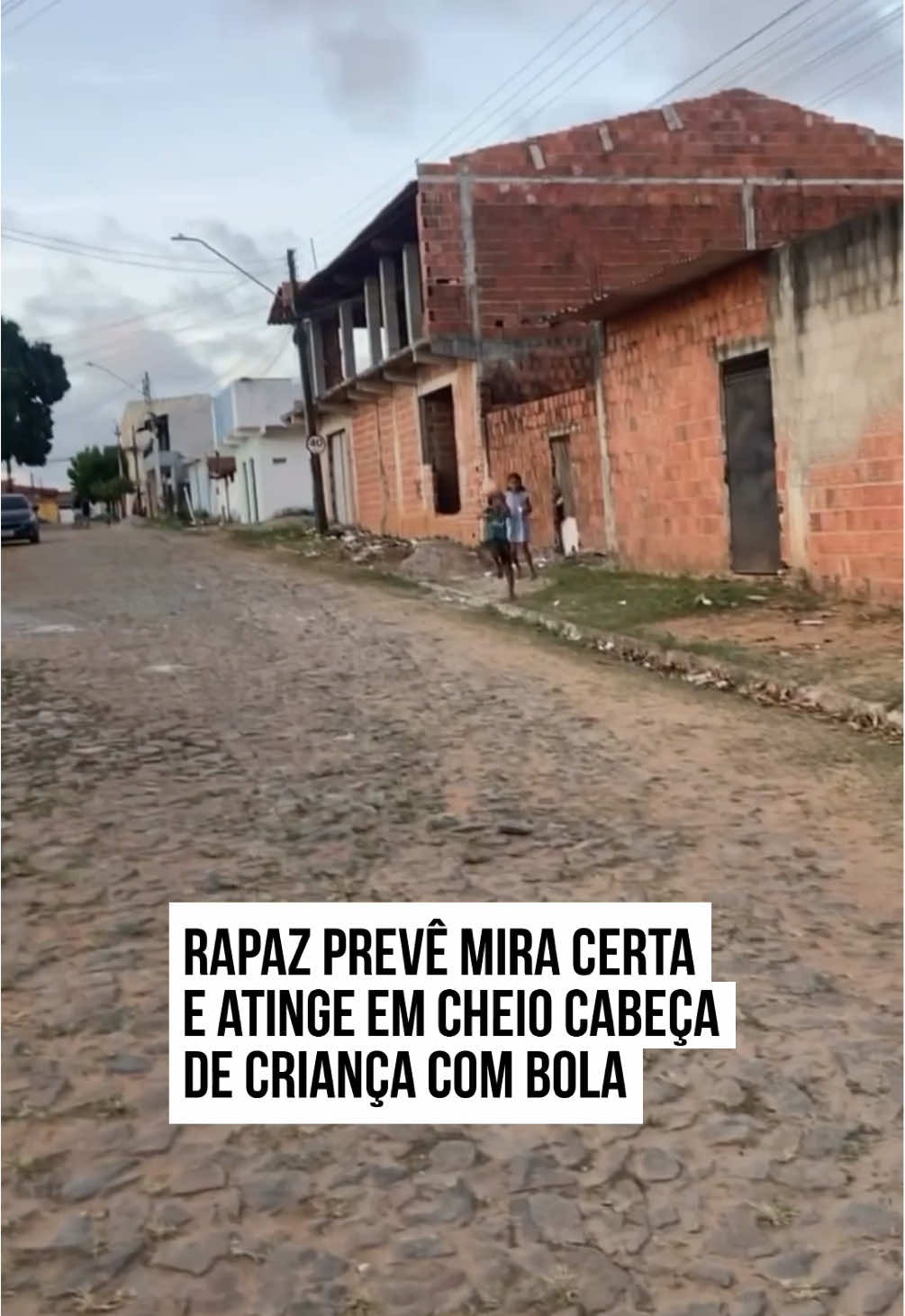 Uma cena inusitada se tornou viral nas redes sociais. Na ocasião, um rapaz gravava um vídeo no qual previa que acertaria a cabeça de uma #criança com uma #bola, já posicionada aos pés dele. Depois de chutar, eis que a coincidência aconteceu: a bola acertou em cheio o garoto. O rapaz, então, correu para acudi-lo. Tadinho, gente! 🥹 #TikTokNotícias 🎥 @eusoumanhanellly | @myhoodbr 