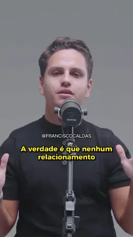 Às vezes o maior erro em um relacionamento não está no presente, mas no passado. Quando nós queremos criar uma nova realidade, não podemos profetizar derrota sobre quem está ao nosso lado. No final, sempre estamos certos, porque somos observadores: criamos a nossa própria realidade. Nossa boca pode abençoar ou amaldiçoar, e o futuro, se escolhermos olhar pra frente, pode ser divino.