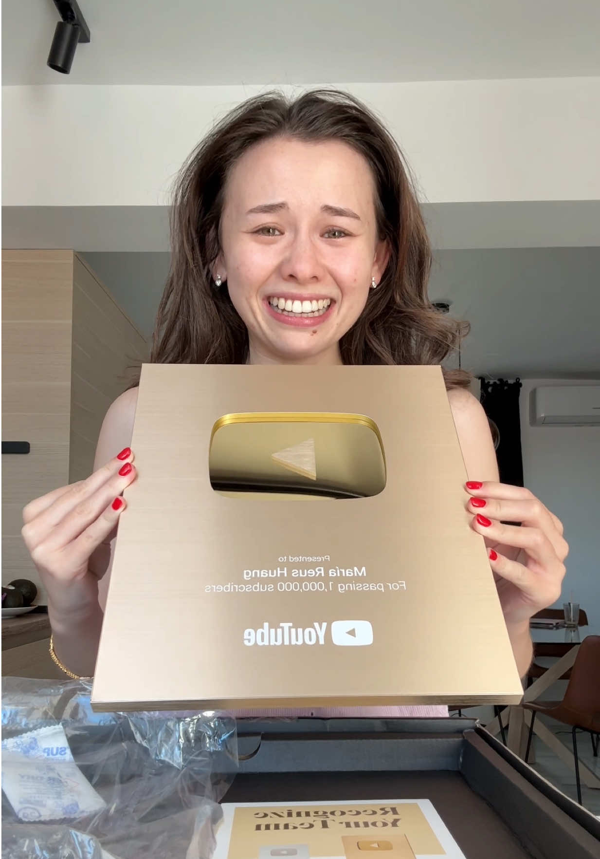 ✨1 MILLÓN✨ DE TESOROS EN YOUTUBE 🥹💖 Gracias por el cariño que me transmitís en cada publicación, por valorar mi trabajo en redes y acompañarme en esta aventura. Sois la comunidad más bonita del mundo, la que siempre soñé tener cuando subí mi primer vídeo con 16 años. Ahora, con 26, estoy más ilusionada que nunca. Esto solo es un comienzo, tesoros ⭐️ Recordatorio de que luchéis por vuestros sueños, independientemente de lo que diga el resto. Todo valdrá la pena si le ponéis corazón. Y si nadie te lo ha dicho: eres muy valiente y CONFÍO EN TI ⚡️
