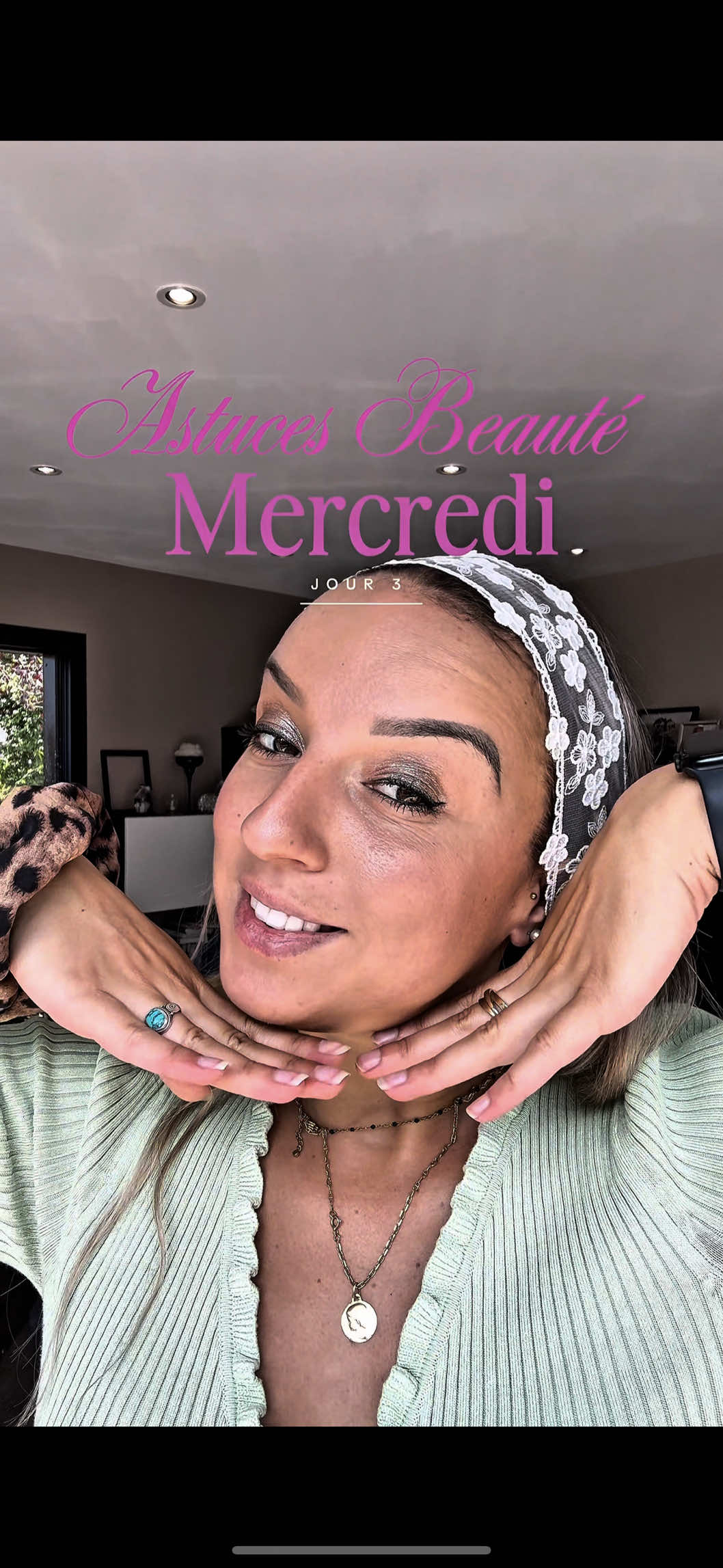 ✨ Astuce du jour ✨ Un bandeau en dentelle fait maison, chic et facile à réaliser 💕 Parfait pour accessoiriser ta coiffure sans te ruiner 😍 Tu relèves le challenge avec moi ? 🎥 #1jour1video #AstuceBeauté #DIYBeauty #BandeauDentelle #AccessoiresCheveux      