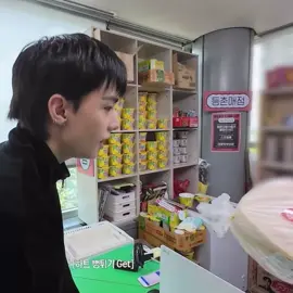 When I saw Jeongin's picture uploaded on bbl with a heart shaped snack I thought that Hyunjin bought that snack, and when I watched the talker I saw that Hyunjin bought the snack #hyunin #hyunjeong #hyunjin #jeongin #straykids 