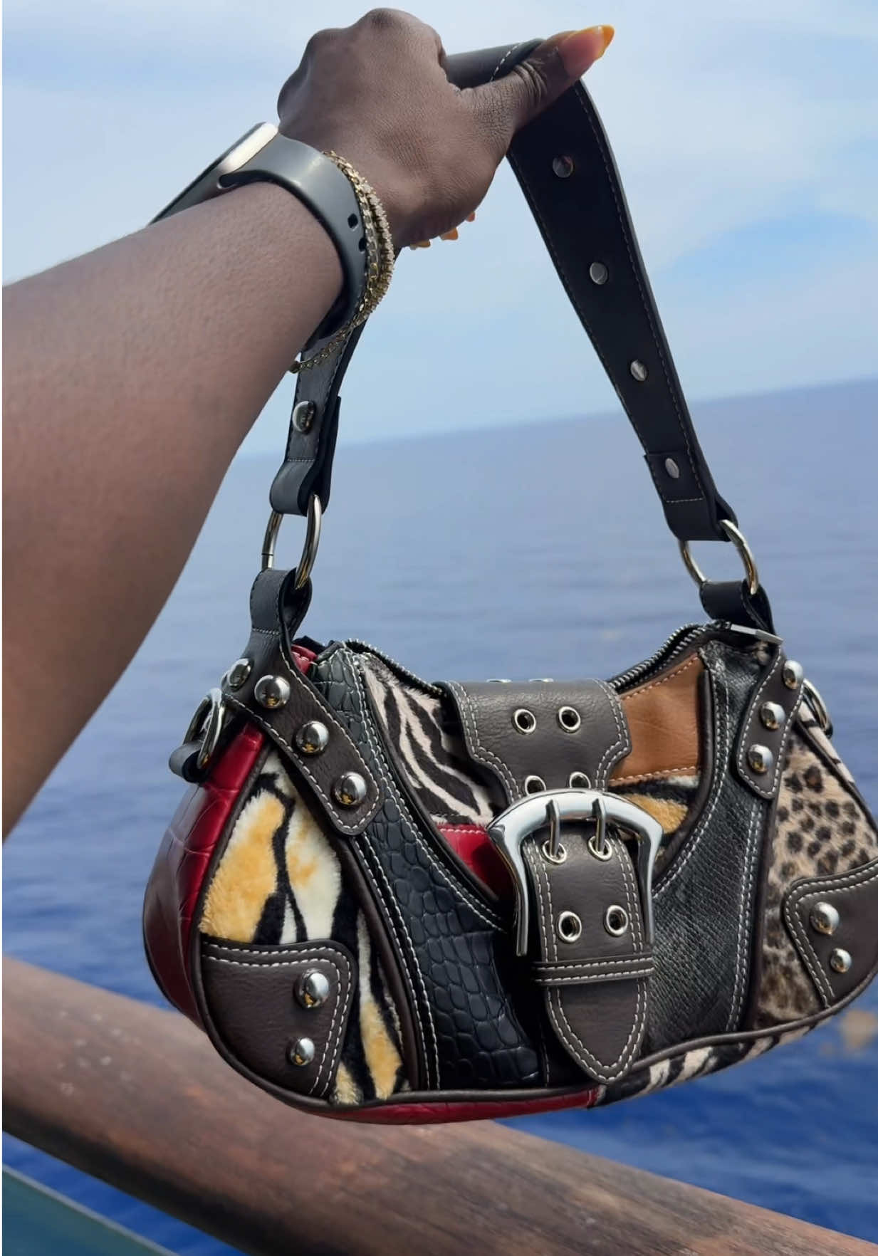 This shoulder bag is an icon ❤️🫧 it’s perfect #shoulderbag #bag #handbag #tiktokshopcreatorpicks #falldealsforyou 