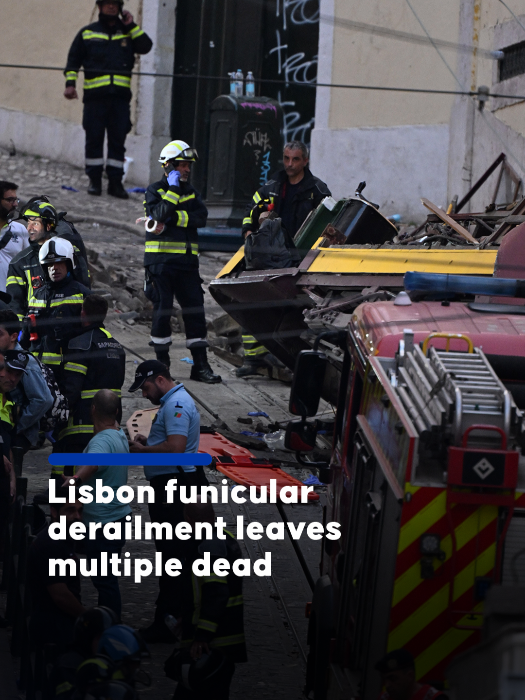 🚨 At least 15 people were killed and 18 injured when Lisbon's historic Gloria funicular derailed and crashed into a building on Rua da Gloria ➡️ Emergency teams and police officers are at the scene on Rua da Gloria, assisting victims  #anadoluajansi #anadoluagency #anadolu #portugal #lisbon