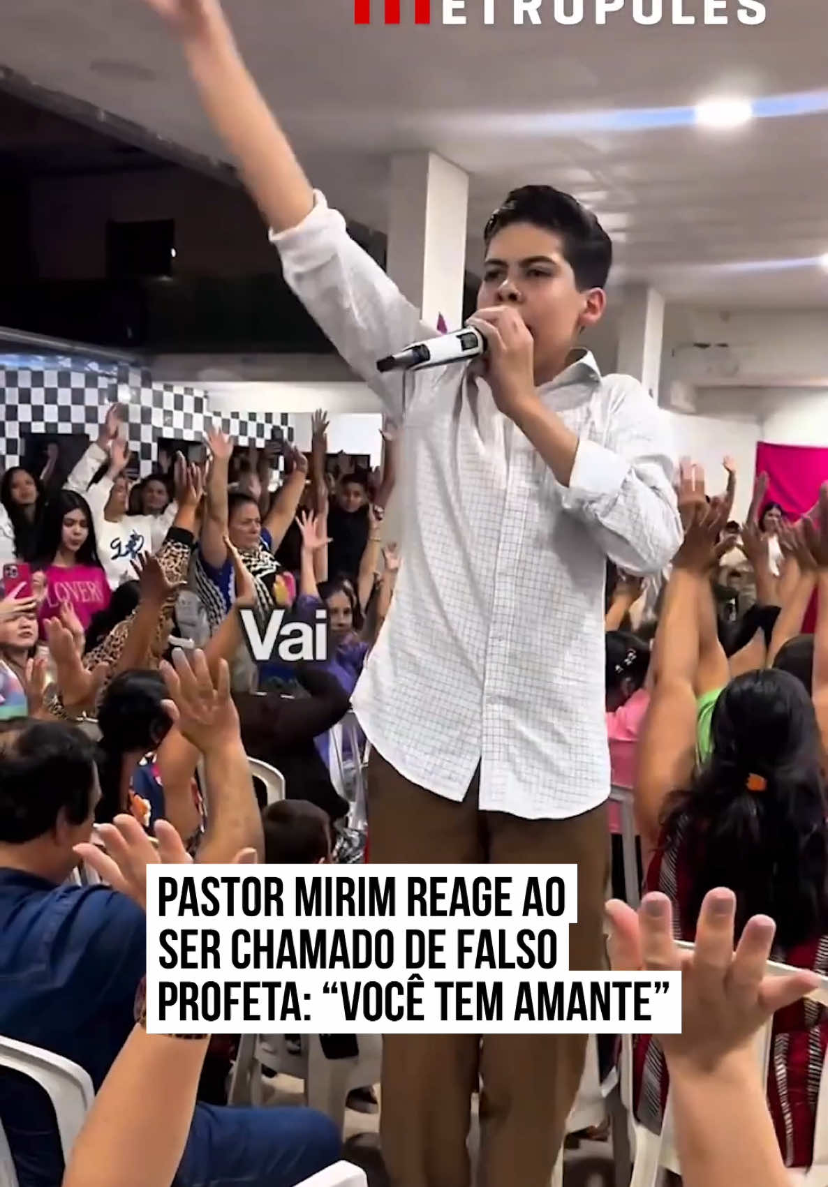 O #pastor mirim Miguel Oliveira, de 15 anos, reagiu durante um culto após um homem chamá-lo de “falso #profeta”, na Igreja Assembleia de Deus Avivamento Profético, em #Carapicuíba (#SP). Nas imagens, ele se dirige a um homem identificado como Cléber, que não aparece no vídeo: “Está me chamando de falso pastor, Cléber? Não deixa eu falar da sua amante, não, Cléber? Não deixa eu falar da Clara não, Cléber? Você tá me chamando de falso pastor, Cléber? Tira a camisinha de dentro da carteira, Cléber. Homem casado que fica pegando mulher dos outros. Se me chamar de falso profeta de novo, te pego no meio da multidão, porque Deus tá falando que tem que respeitar o profeta”. Na sequência, Miguel Oliveira pede aos fiéis que levantem as mãos e afirma: “Vai dar tudo certo na sua vida”. O adolescente ganhou notoriedade nas redes sociais ao declarar que seria capaz de curar o câncer, pedir contribuições financeiras em troca de bênçãos e relatar que nasceu surdo e mudo, sem tímpanos e cordas vocais. Ele sustenta que teria iniciado sua “missão” aos 3 anos, após uma cura milagrosa. Atualmente, o pastor mirim participa de eventos religiosos em diferentes estados e concede entrevistas a emissoras de rádio, TV e podcasts. #TikTokNotícias 📸 Reprodução