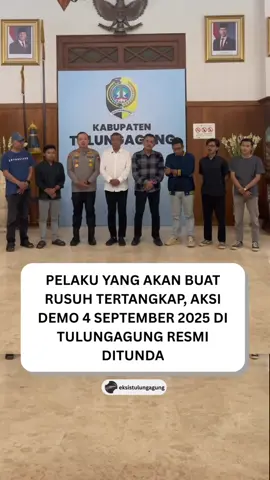 Anarko atau pelaku yang akan buat rusuh di demo Tulungagung berhasil tertangkap, pelaku tak lain adalah provokator yang ada di aksi demo di Kediri kemarin. Mereka yang memantik emosi pendemo untuk melakukan tindakan anarkis. Koordinator aksi demo 4 September 2025 juga menyepakati bahwa demo hari ini resmi ditunda sampai suasana benar-benar kondusif. _____ #EksisTulungagung #Tulungagung #JogoTulungagung 