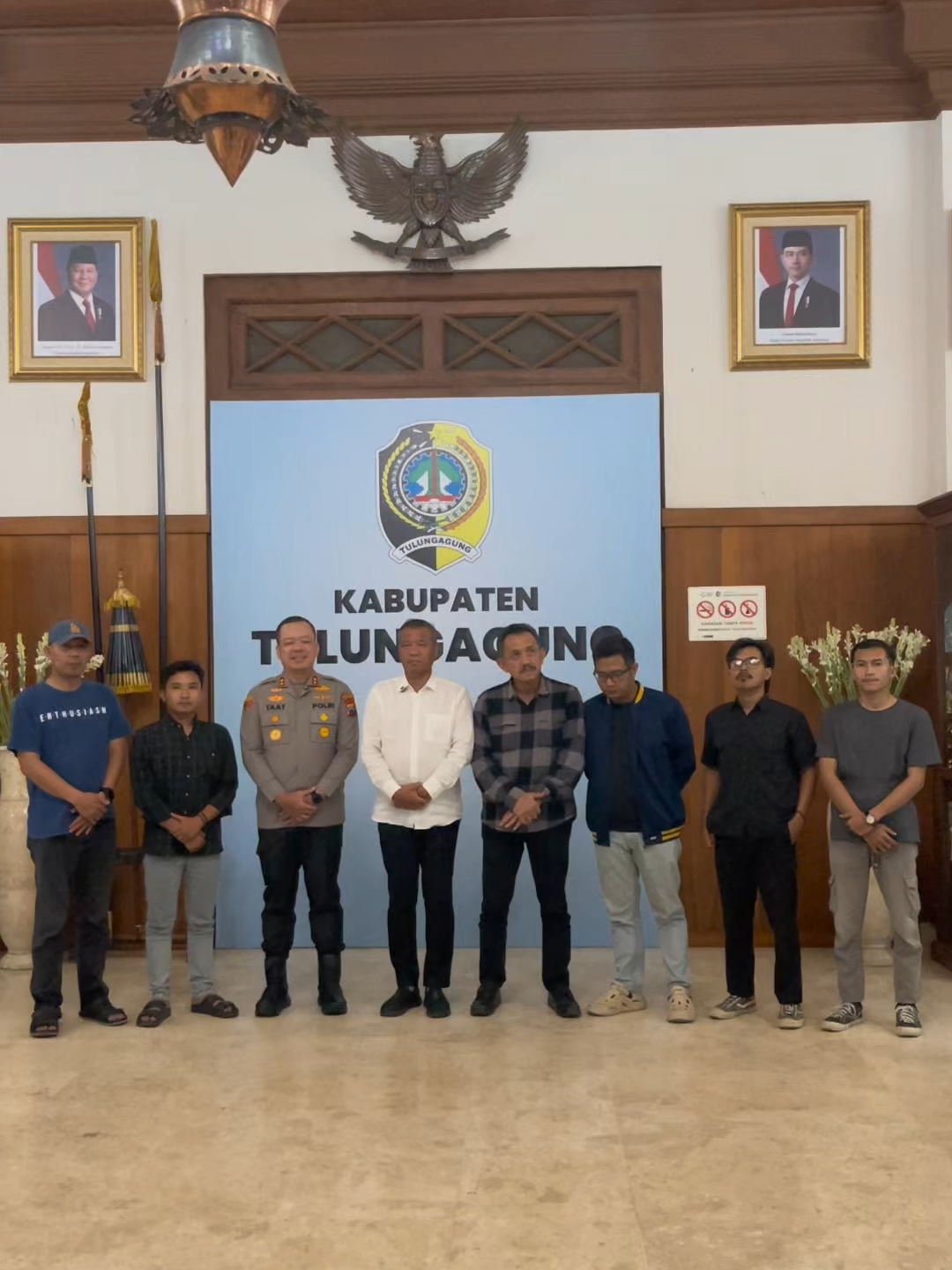 Unjuk rasa seng jan-jane ape dilakoni dino kimeng, Kemis 4 September 2025 RESMI DITUNDA SAMPEK SITUASI KAMTIBMAS DINYATAKNE KONDUSIF. Wi ngunu hasil pertemuan Pak Bupati @gatutsunu, Pak Ketua DPRD Kabupaten Tulungagung @marsono_1965, karo Pak Kapolres Tulungagung @mtaatr bersama para Korlap aksi seng akhire disepakati ngunu wi mertimbangne situasi kamtibmas terkini. Siji pelaku provokator seng ape nggae rusuh neng Tulungagung karo Kediri seng biasa disebut Anarko kasil dicekel, tibaknya. Genahnya piye, hlok'en dewe pidione sampek bar ben ra salah tompo yo, Cah. #KacamataTulungagung #Tulungagung #JogoTulungagung #Demo #DemoTulungagung