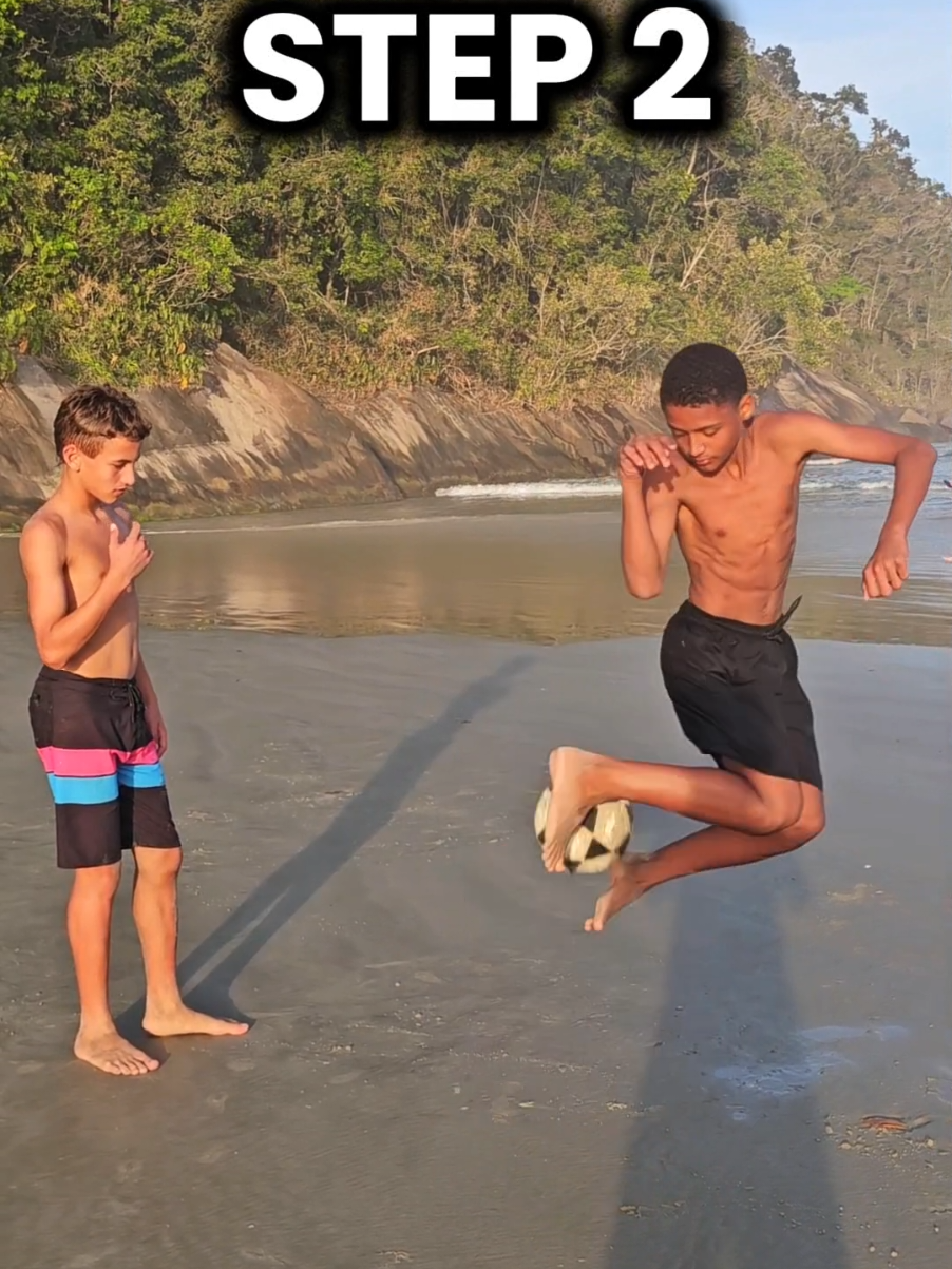 JÁ MARCA QUEM VAI APRENDER COM VOCÊ 😉✅️: TUTORIAL FREESTYLE⚽️ . . @BRIGADEIRO 🫂⚽️ . #freestylefootball #futebolfreestyle #tutorial #viral #futebol 