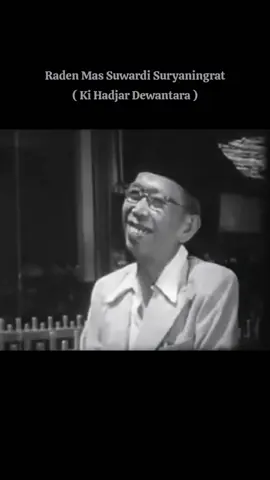 Ki Hajar Dewantara atau Raden Mas Soewardi Soerjaningrat, Lahir di Yogyakarta pada tanggal 2 Mei 1889 adalah bangsawan Jawa, aktivis pergerakan kemerdekaan Indonesia, guru bangsa, kolumnis, politisi, dan pelopor pendidikan bagi kaum pribumi Indonesia dari zaman penjajahan Belanda. Beliau adalah pendiri Perguruan Taman Siswa, yaitu suatu lembaga pendidikan yang memberikan kesempatan bagi para pribumi untuk bisa memperoleh hak pendidikan seperti halnya para priayi maupun orang-orang Belanda. Pada 1959, atas jasa-jasanya dalam mengembangkan pendidikan di Indonesia, Beliau dianugerahi gelar sebagai Bapak Pendidikan Nasional oleh Presiden Soekarno. sedangkan tanggal kelahirannya sekarang diperingati di Indonesia sebagai Hari Pendidikan Nasional Indonesia. Bagian dari semboyan ciptaannya, Tut wuri handayani, menjadi slogan Kementerian Pendidikan Nasional Indonesia. Namanya diabadikan sebagai salah satu nama sebuah kapal perang Indonesia, KRI Ki Hajar Dewantara. Potret dirinya juga diabadikan pada uang kertas pecahan 20.000 rupiah tahun edisi 1998. Beliau dikukuhkan sebagai pahlawan nasional yang ke-2 oleh Presiden RI, Soekarno, pada 28 November 1959 (Surat Keputusan Presiden Republik Indonesia No. 305 Tahun 1959, tanggal 28 November 1959).[3] Dia juga merupakan peletak dan perintis pendidikan nasional berbasis kebudayaan. #kihajardewantara #bapakpendidikan #sejarah #sejarahindonesia #keindahanjogja 