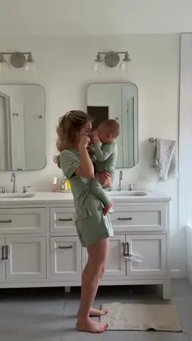 Cozy mornings are here! 😍🍂☕️ Who's ready for all things pumpkin spice and family matching? 🙋‍♀️ #littlesleepies #fallmorning 🎥: @rachhrachhhh