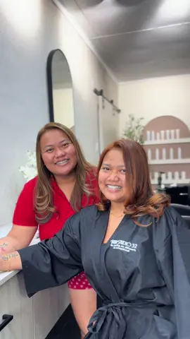 👭✨ Vandaag hadden we dubbel plezier in de salon! Twee zussen @Kaytje26 @Kay.tseng kwamen langs voor hun hair make-over. Van gezellig kletsen tot stralen in de stoel – en het resultaat? Twee prachtige nieuwe looks én een dag vol sister vibes. 💇‍♀️💕 Tijd voor je glow-up? WhatsApp op het nummer 597-8808794 #hairstudio32 #kishaircare #foryoupage #kiscolor #kisrescuetreatment #FrisseLook #HairGlow #SalonMagic #suriname🇸🇷 #HealthyHair #hairgoals 