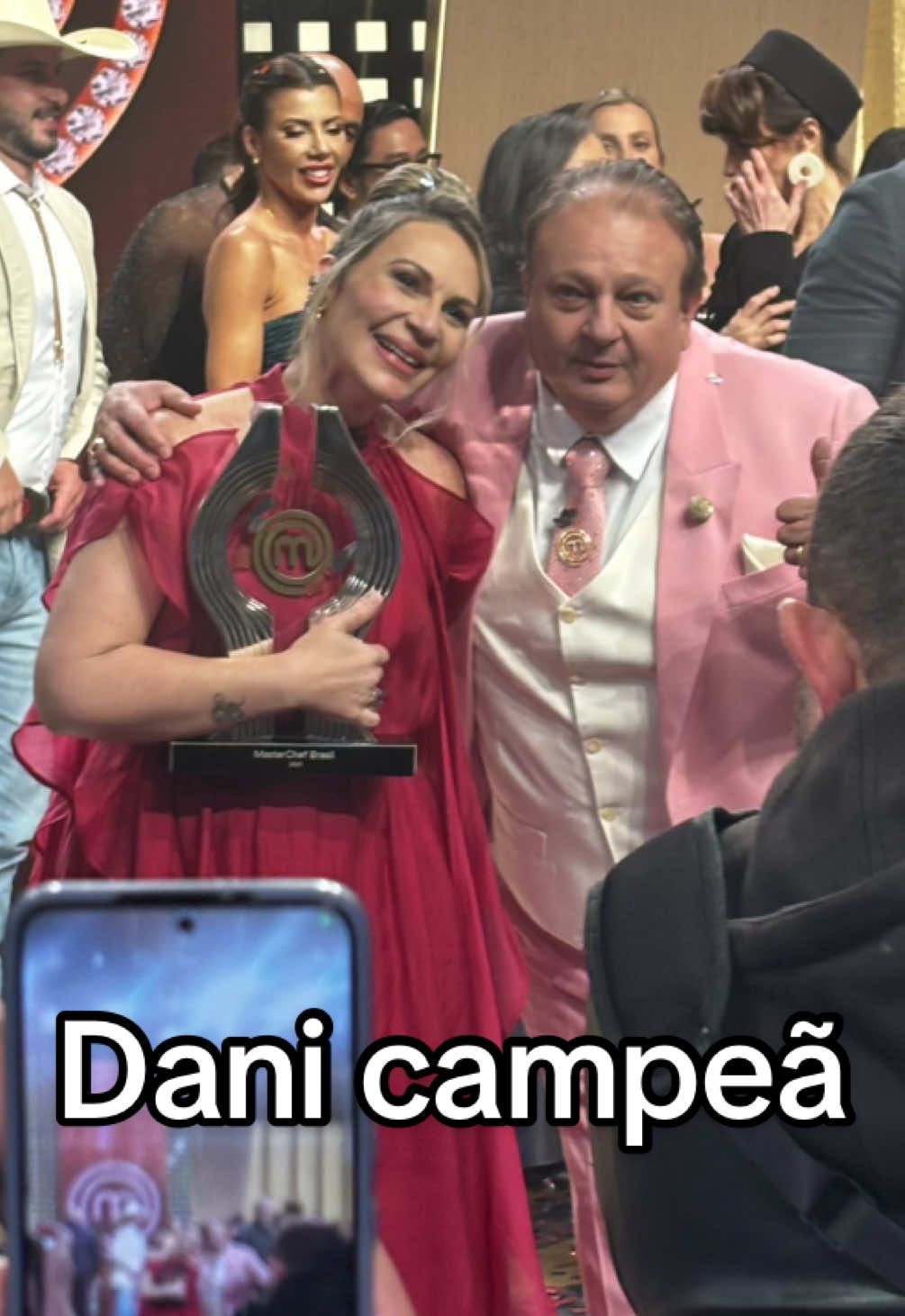 Apenas uma dessas pessoas tem um troféu e ela é a @Dani Dantas, vencedora do @MasterChef Brasil 12! #reality #fofoca #masterchefbr #masterchefbrasil #daniela 