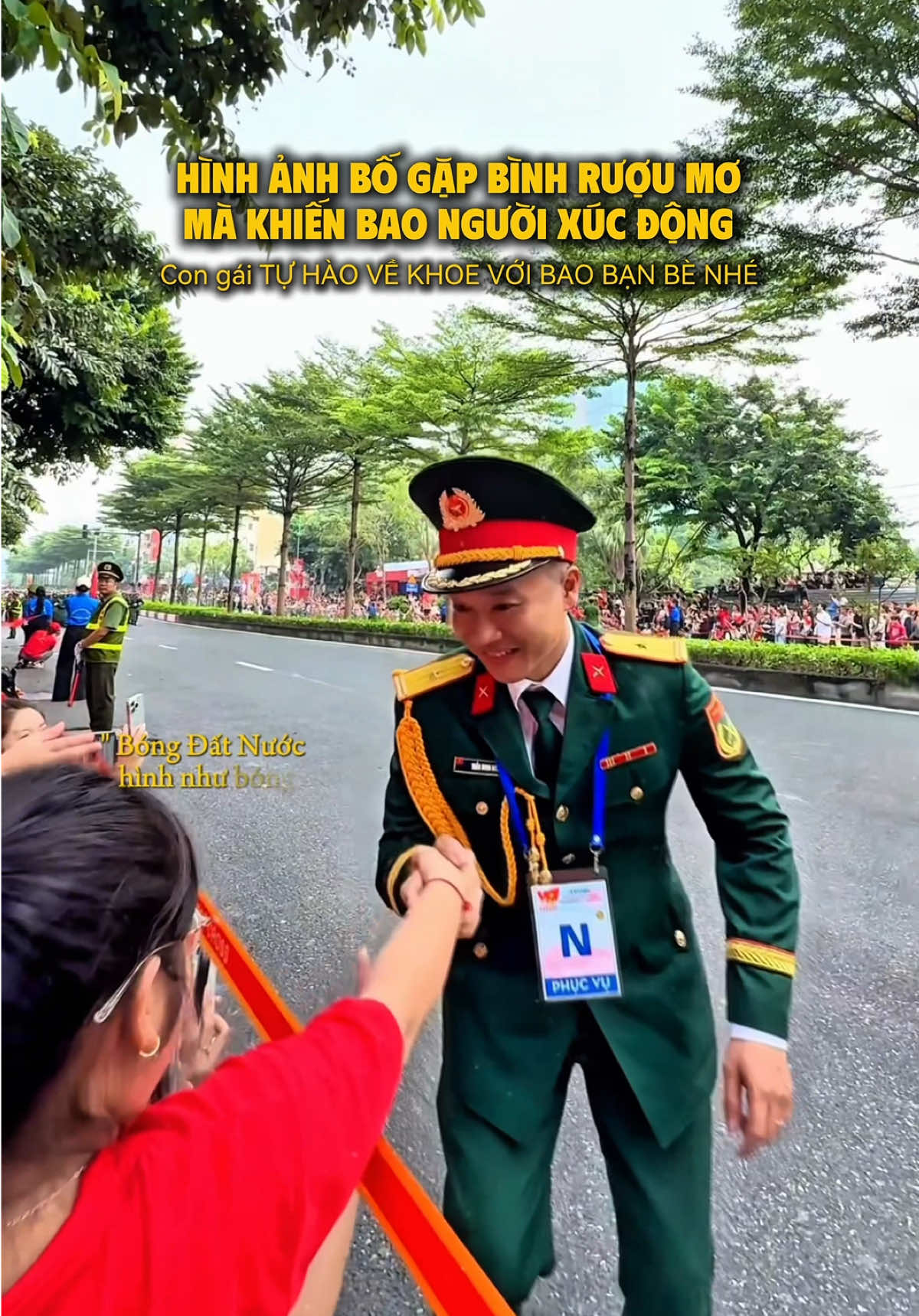 Hình ảnh Bố gặp con gái khiến tất cả đều xúc động tại A80. Con gái tự hào và chắc sẽ khoe với các bạn cả tháng luôn #a80 #dieubinhdieuhanh #vietnamcotoi #quockhanh2025 #rangrovietnam 