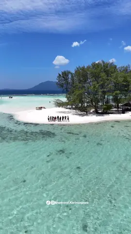 “Kebersamaan yang bikin pantai terasa lebih indah ✨🌴” - #karimunjawa#karimunjawaisland#explorejepara#exsplorejateng#exsploreindonesia 