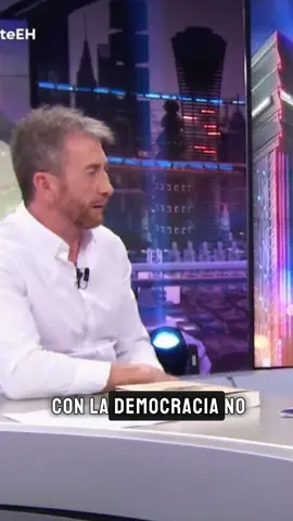 📚 Arturo Pérez-Reverte en El Hormiguero El escritor presentó su nuevo libro del Capitán Alatriste, Misión en París, y habló de varios temas de actualidad. Uno de ellos: el islam en Europa. 🗣️ Reverte, tajante: “Es un problema muy complejo; se les permite que impongan sus reglas en un mundo que no es el suyo.” #Reverte #ElHormiguero #Islam #pablomotos #Europa     📖🌍