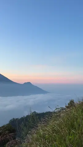Nih mimin kasih mentahan lagi buat bahan sw kalian🤗#sikunir #sikunirview#sikunirdieng #sikunirgoldensunrise #diengwonosobo #dolandieng #ayodolan #wisatadiengwonosobo #pendaki #pendakigunung #fyppppppppppppppppppppppp 