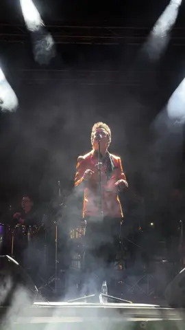 🎶❤️ “Diariamente yo me curo de lo duro que fue vivir sin ti…” Un capelazo de “La Cura”, pero esta vez en versión romanticona, directo al corazón. Porque la salsa también sana, también abraza y también enamora. ¿A quién dedicarías esta canción? 💭✨ #DavidZahan #LaCura #Acapelazo #SalsaRomántica #SalsaQueSana 