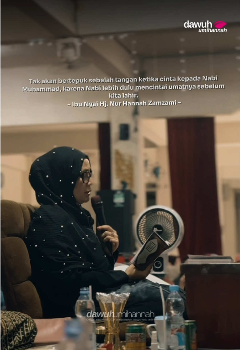 Tak akan bertepuk sebelah tangan ketika cinta kepada Nabi  Muhammad, karena Nabi lebih dulu mencintai umatnya sebelum  kita lahir.  ~ Ibu Nyai Hj. Nur Hannah Zamzami ~.                                       #bunyaihannah #dawuhumihannah #umihannahlirboyo #pondoklirboyo #bunyai 