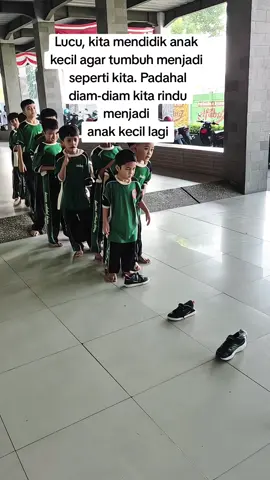 Lucu, kita mendidik anak kecilagartumbuh menjadi seperti kita. Padahal diam-diam kita rindu menjad anak kecil lagi #anaksd #gurusd #sd #guru