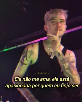 Ela não me ama, ela está apaixonada por quem eu finjo ser - Lil Peep 