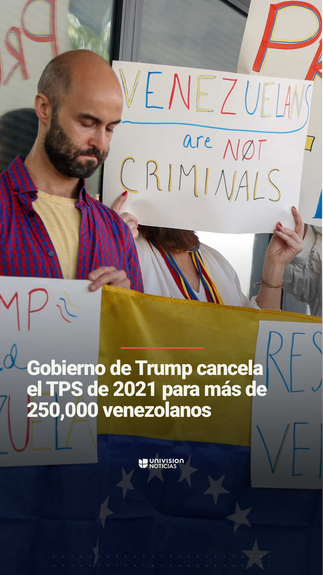 ➡️ El gobierno de Trump cancela el TPS de 2021 para más de 268,000 venezolanos El Departamento de Seguridad Nacional anunció este miércoles la finalización de este programa, que expirará el 10 de septiembre de 2025, por considerarlo “contrario al interés nacional”. La agencia también invita a los venezolanos que deseen dejar el país que lo hagan a través de la aplicación CBP Home para reportar su salida del territorio estadounidense, y “aprovechar las ventajas de una forma segura de autodeportación”,  que incluye un boleto aéreo y un bono de salida de $1,000. Informa @Ilia Calderón.  📺 Más del Noticiero Univision a las 6:30pm/5:30C y Edición Nocturna a las 11:30pm/10:30C. #política #inmigración #Venezuela #TPS #Uninoticias 