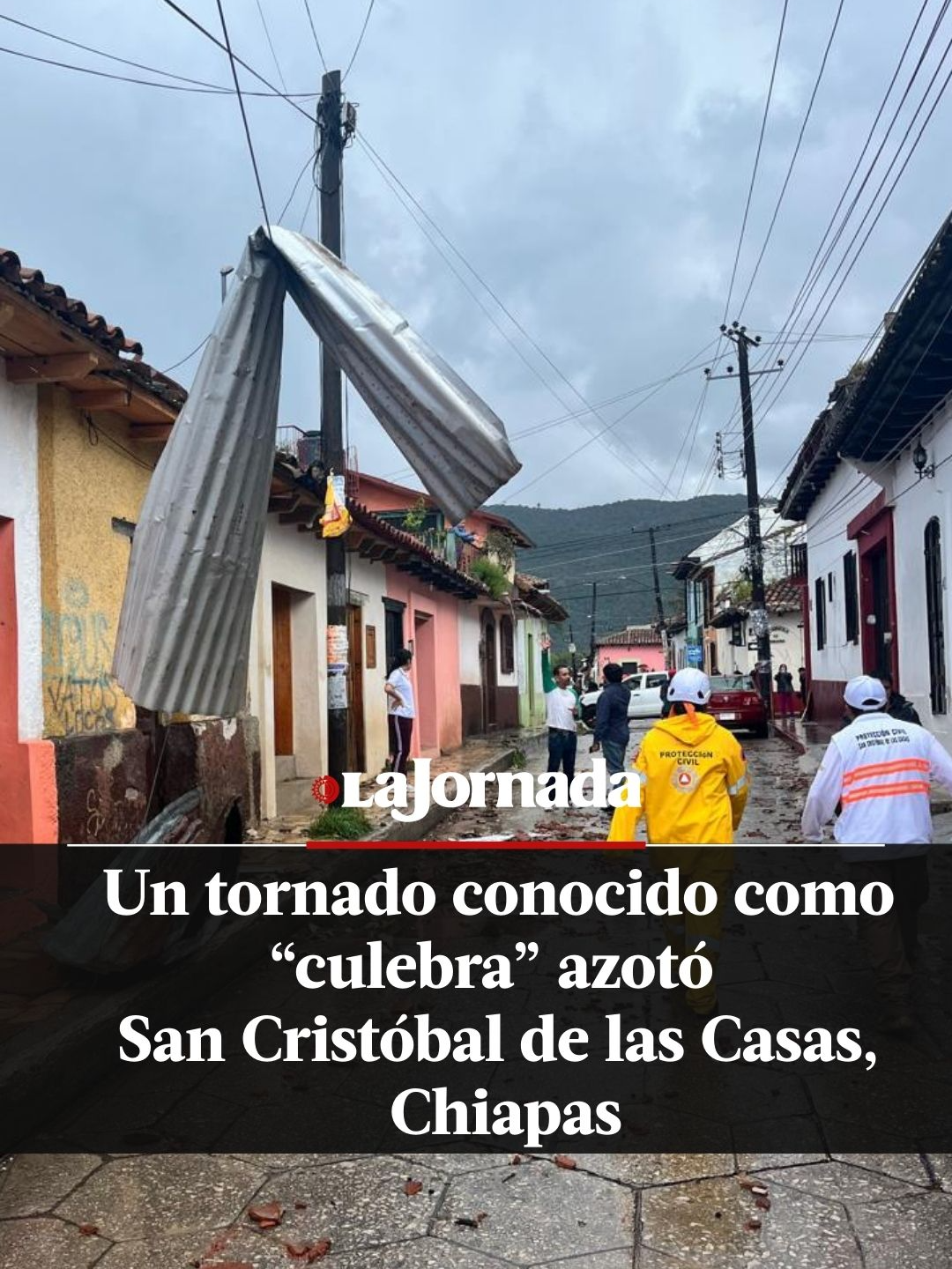 🌪️ Tornado “culebra” en San Cristóbal, Chiapas 1 persona lesionada Árboles y techos caídos Calles cerradas y cortes de luz Protección Civil y Bomberos trabajan en la zona. #Chiapas #SanCristóbal #Tornado