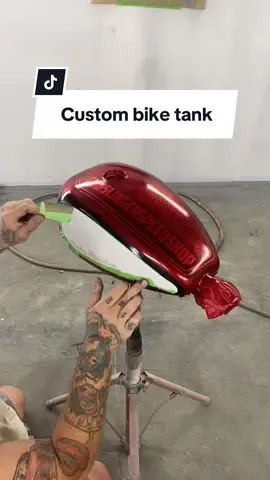 Custom paint bike tank #gunslingerspeedshop #custompaint #painting #motorbike 
