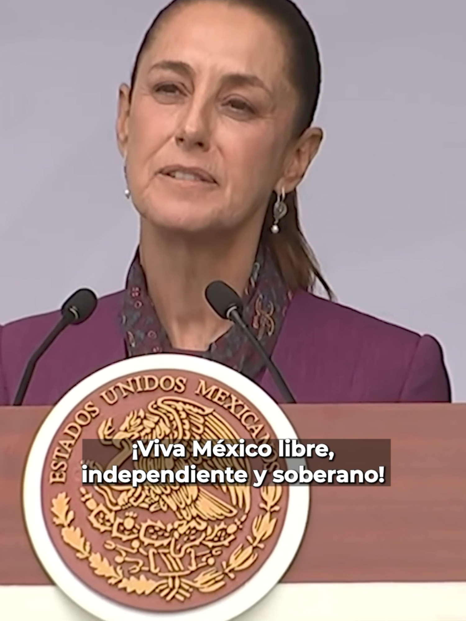 Con la frase ¡Viva México libre, independiente y soberano!, Claudia Sheinbaum concluyó su discurso en la Ceremonia de Cursos del Sistema Educativo Militar 2025. #Latinus #InformaciónParaTi