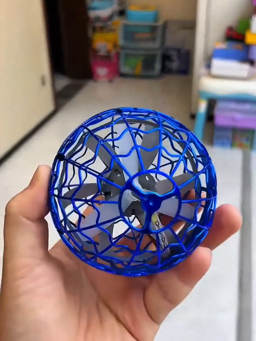 Essa bola voadora mágica está viralizando no Tik Tok! Ela flutua e faz manobras incríveis, perfeita para brincar dentro e fora de casa, estoque limitado. #Bolavoadora #brinquedoMagico  #promoTikTok 