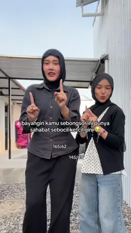 raksasa dengan kurcacinya 😭