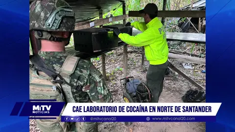Tropas del Ejército y la Policía hallaron un laboratorio para el procesamiento de clorhidrato de cocaína en la vereda Camilandia, municipio de El Zulia, Norte de Santander. En el sitio se incautaron más de 600 kg de cocaína sólida, 100 galones en suspensión, 1.100 galones de químicos y 200 kg de insumos. También fueron destruidas cuatro estructuras usadas para este fin ilegal. Este operativo hace parte de la operación Catatumbo, que en lo corrido del año ha desmantelado 258 laboratorios y decomisado más de 10 toneladas de droga. #MiTvNoticias #MitvCanal20