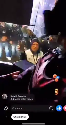 estudiantes de la Normal Rural de Teteles exhiben la manera en que policías de Puebla y militares las jalonean para bajarlas 