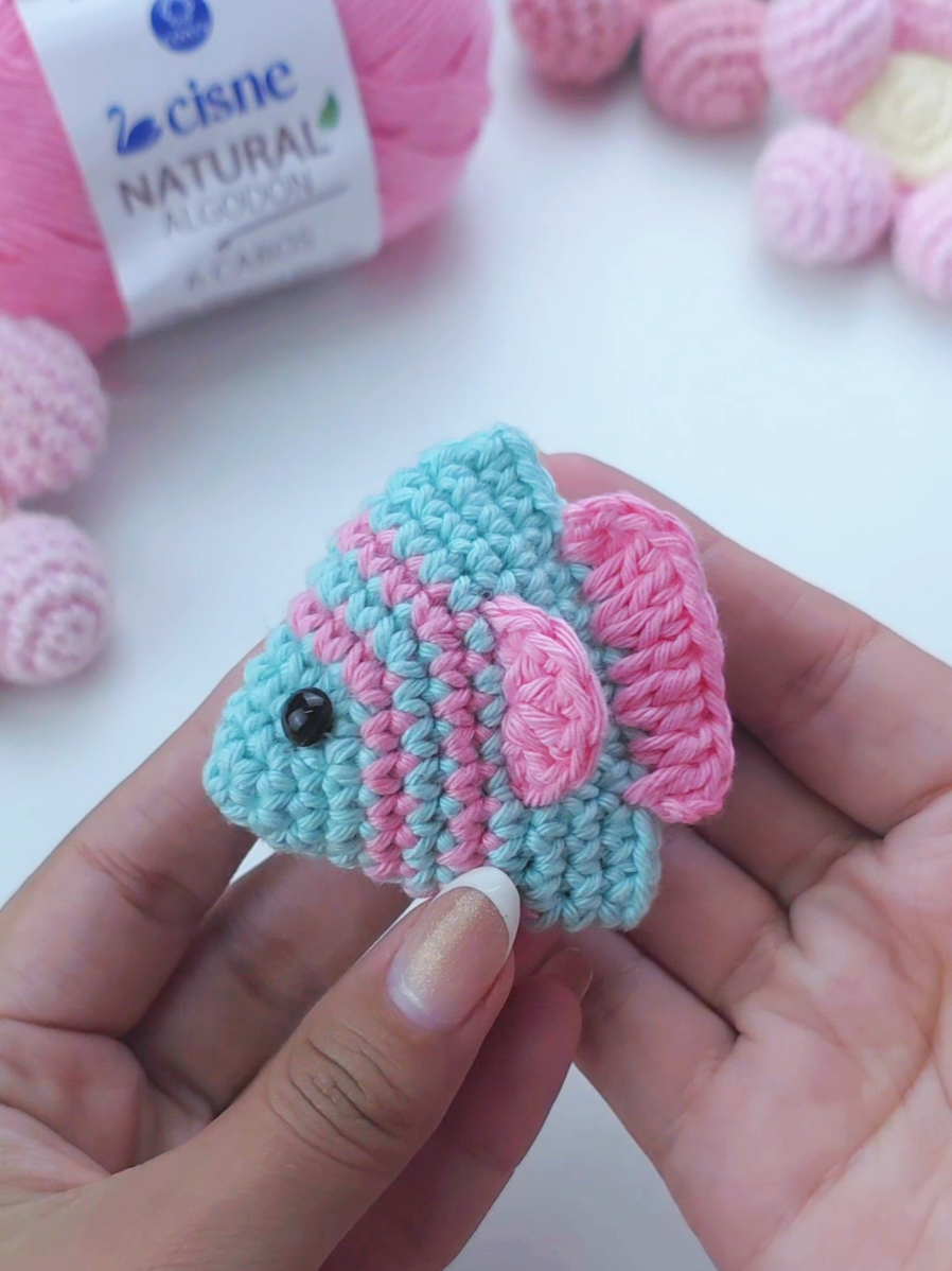 Peixinho em Amigurumi - A receita completa está disponível no site do @Bazar Horizonte 🌸🐠