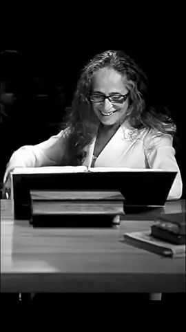 “Olho a realidade, não quero mais que isso.” Maria Bethânia e Cleonice Berardinelli se encontram em versos do Poema X – O Guardador de Rebanhos, de Alberto Caeiro (Fernando Pessoa).  Uma celebração da simplicidade e da poesia que habita os sentidos. #benditapoesia #literaturabrasileira #fernandopessoa #poema #poesiabrasileira 