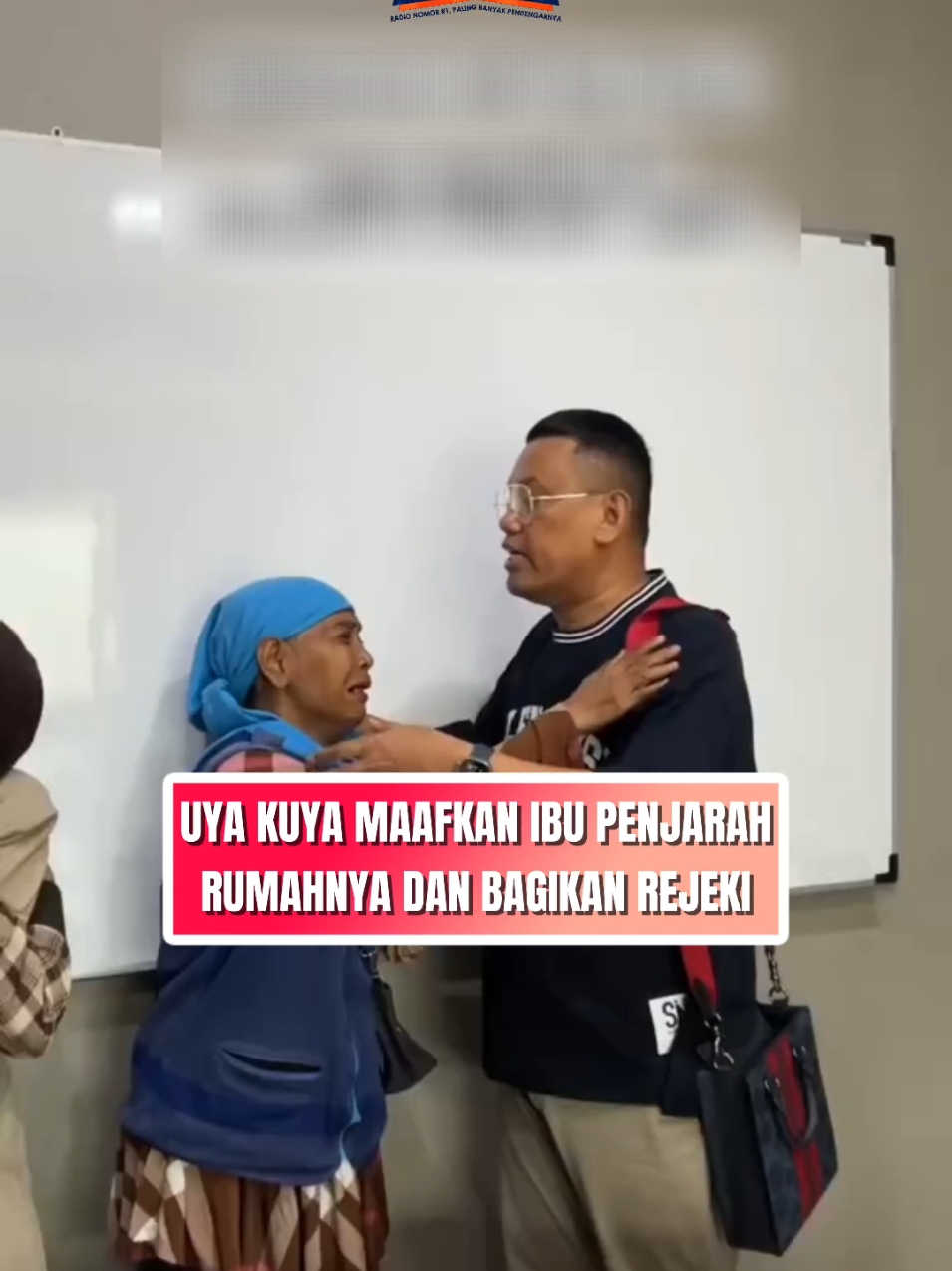 Anggota DPR RI nonaktif Surya Utama alias Uya Kuya Memaafkan perempuan lanjut usia yang diketahui membawa kabur unit AC indoor dari rumah mewah di kawasan Duren Sawit, Jakarta Timur. Kehadiran sosok lansia itu terungkap ketika Uya Kuya bersama istrinya, Astrid, mendatangi Polres Metro Jakarta Timur, Rabu (3/9/2025). Mereka menyampaikan permohonan restorative justice kepada pihak kepolisian, sekaligus menegaskan telah memaafkan perempuan tersebut. Menurut Uya, kondisi hidup pelaku sangat memprihatinkan. Perempuan itu sehari-hari bekerja sebagai tukang parkir bersama suaminya.  #popfmindonesia #nenek #jarah #ac #restorativejustice #uyakuya #astrid 