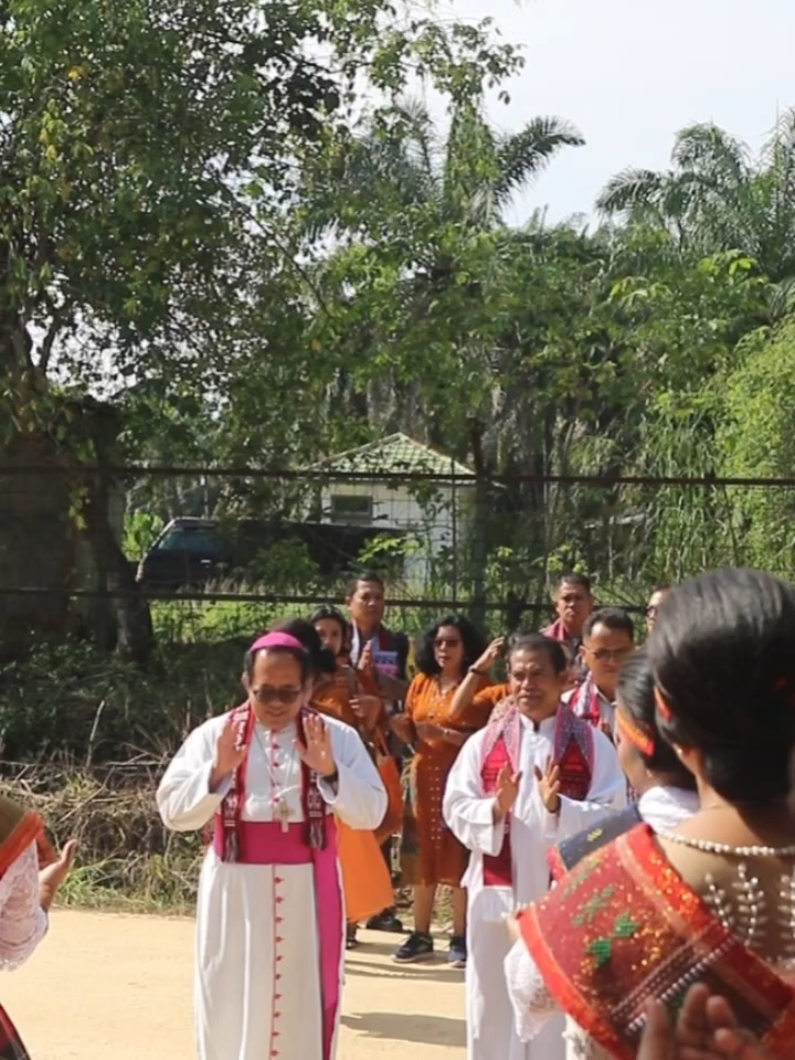 BAGAN BATU - Senin, 18 Agustus, Mgr. Vitus Rubianto Solichin melakukan kunjungan pastoral ke Stasi Santo Benediktus Mahato KM 37. Perayaan Ekaristi pemberkatan Gereja Stasi St. Benediktus Mahato KM 37. Dalam kesempatan yang penuh berkat ini, juga dilangsungkan penerimaan Sakramen Krisma bagi 25 orang Krismawan dan Krismawati#komsospdg #katolik #katolikindonesia #katolikku_keren #katolikroma #gerejakatolik #gerejakatolikroma #injilkatolik