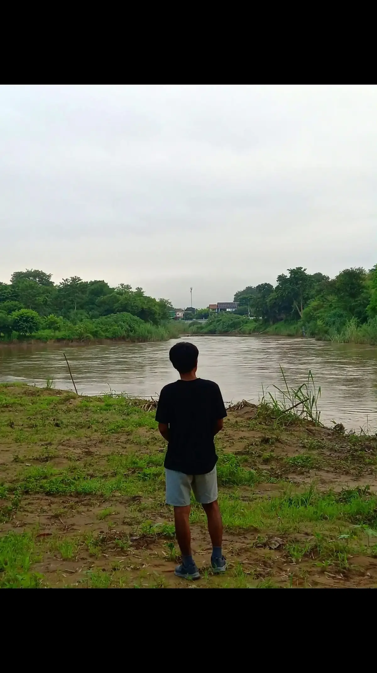ပို င် မြ စ် နဲ့ မ န က် ခ င်း မြ စ် ရေ တွေ စီး သ လို အ ချိ န် တွေ စီး ဆ င်း သွား တာ မ မြ င် လို က် ရ ပဲ သံ သ ရာ က တော့ ဆ က် စီး ဆ င်း သွား နေ တ ယ် ပုံ မှ န် လေး အ တို င်း ဝေး သွား ခြ င်း တွေ က တော့ တား မ ရ ဆီး မ ရ မြ စ် ရေ နဲ့ အ တူ မျော ပါ နေ လေ ရဲ့ ဘ ဝ က အဲ့ ဒီ လို ပါ ရ မီ နဲ့ ကု သို လ် ထူး ခဲ့ ပါ တယ် ။  ။ ဝေ မိုး အိ မ် River Pai and Morning Like the river flows, time passes unnoticed, yet the cycle of existence keeps streaming on. As usual, departures cannot be stopped or blocked, they drift away along with the river’s current. Life, too, is carried by the merits and virtues earned along the way. Wai Moe Eain