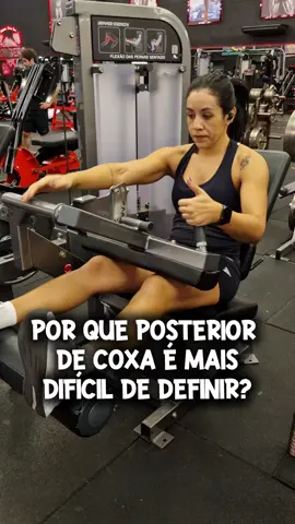 Esse grupo muscular é um dos mais teimosos por alguns motivos: 1️⃣ O posterior da coxa (isquiotibiais) tem fibras musculares profundas e menores, o que dificulta a hipertrofia visível. 2️⃣ É uma região que tende a acumular gordura localizada, principalmente em mulheres, devido à ação dos hormônios. 3️⃣ Muitas vezes ele é menos estimulado nos treinos — já que os exercícios mais comuns (como agachamento) ativam mais quadríceps e glúteos do que posteriores. 4️⃣ Além disso, é uma musculatura que precisa de boa mobilidade de quadril e amplitude de movimento para ser realmente bem ativada. 💡 Por isso, se o seu objetivo é definir essa região, você precisa incluir exercícios específicos como: cadeira flexora, mesa flexora, glute ham raise, ponte unilateral e variações de avanço. 👉 Agora me conta aqui nos comentários: você sente mais dificuldade em definir quadríceps, glúteo ou posterior de coxa? #posteriorcoxa #treinofeminino #afina40 