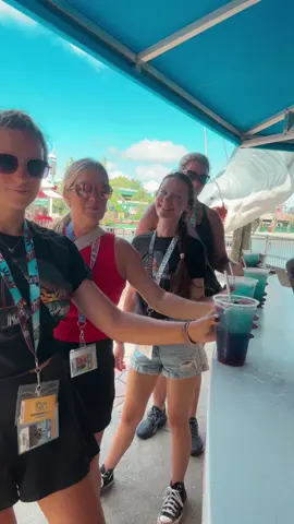 When the girls go on a trip together … shit gets real!@Laura @Victoria Scovil @Lorentena Hueftle #universalstudios #fyp