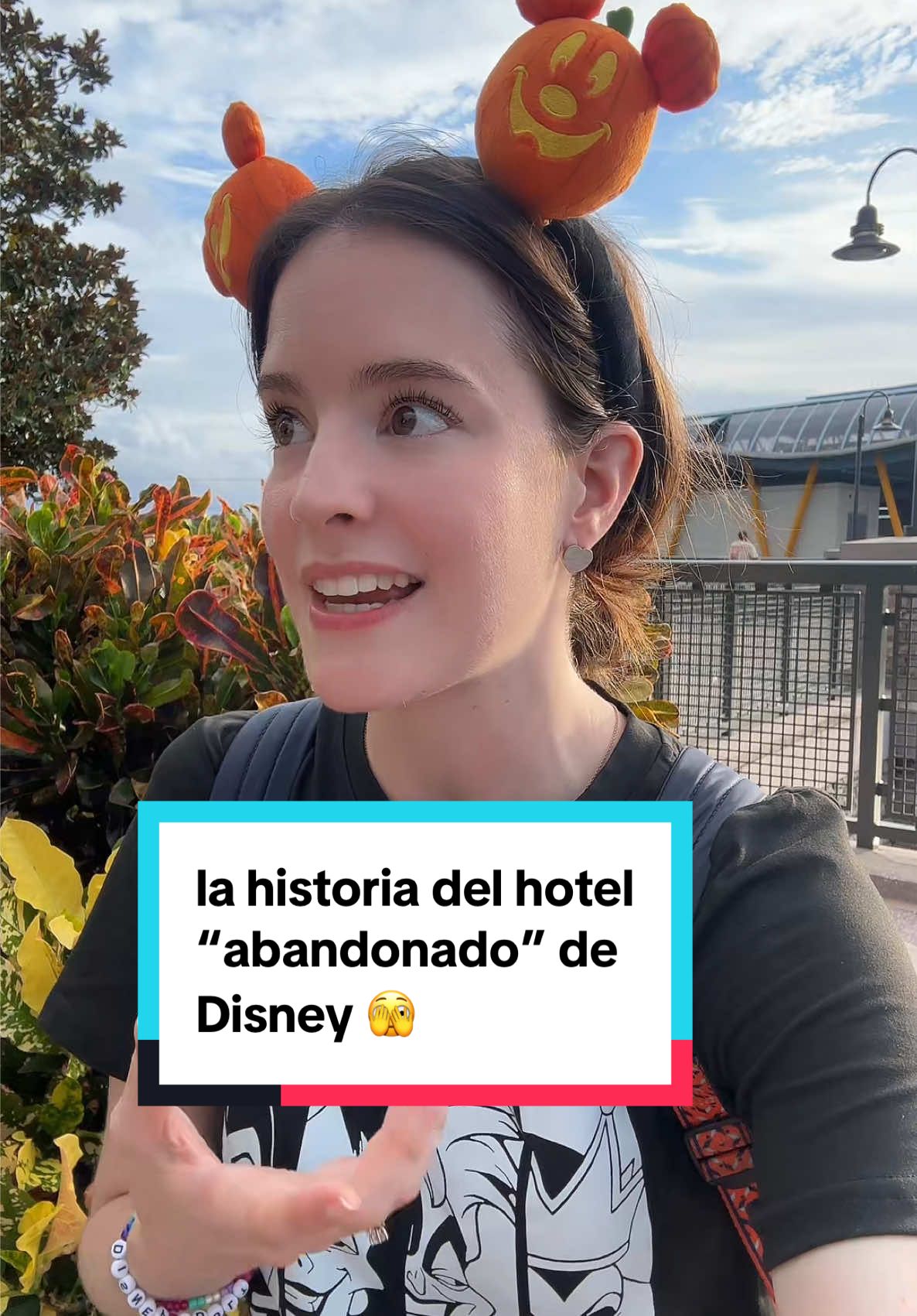 les cuento la historia de la mitad nunca construida de Disney’s Pop Century Resort de Walt Disney World! la próxima vez que estén en los parques, cuéntenle esta historia a su familia 😎🫡  #popcenturyresort #parquesdisney #disneylatino #disneyenespañol #disneyworld 