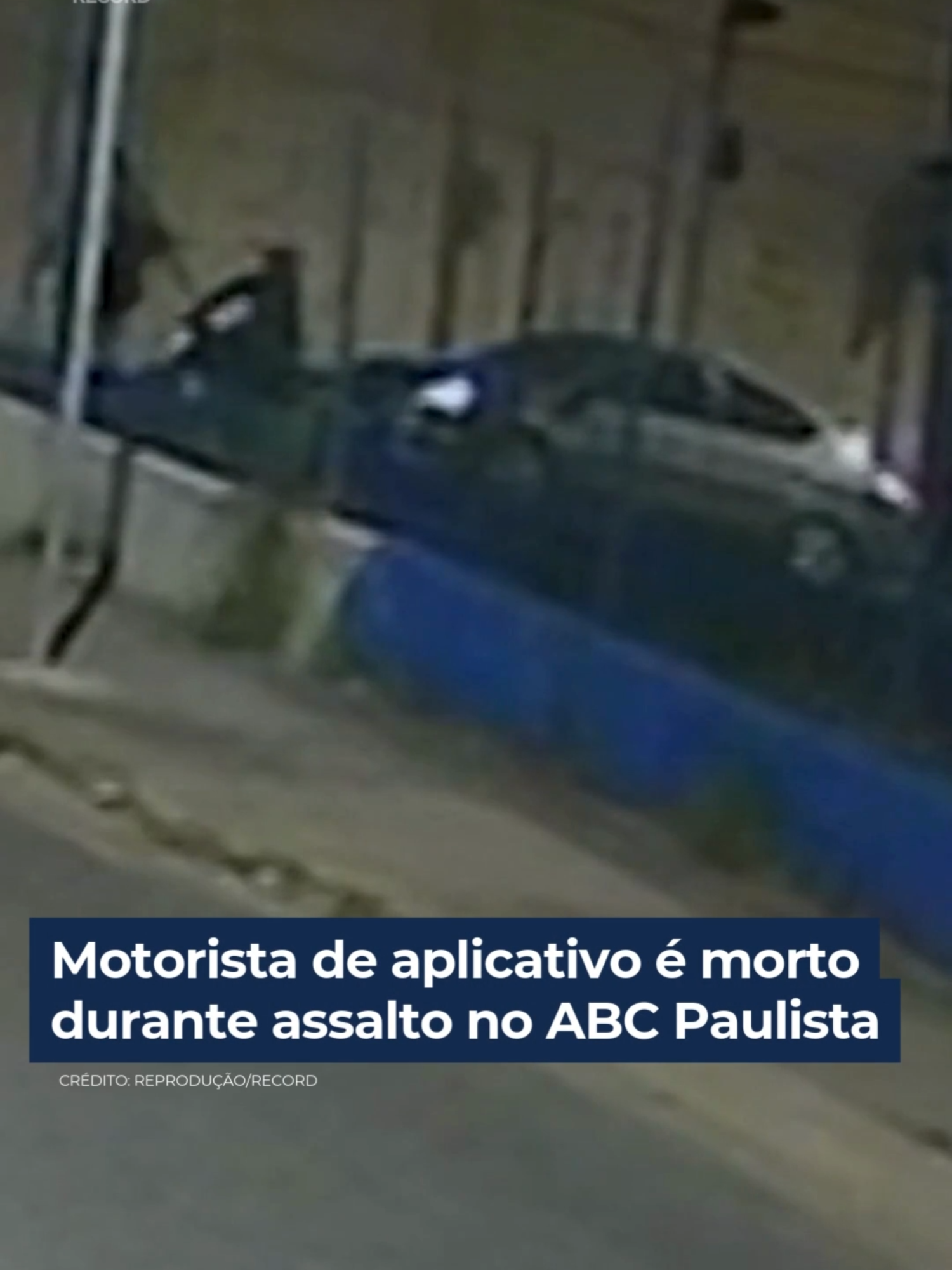 Um motorista de aplicativo foi morto durante um assalto, em São Bernardo do Campo, no ABC Paulista. Um policial à paisana presenciou o crime e tentou conter os criminosos. As imagens mostram o momento em que três assaltantes em duas motos cercam o carro de aplicativo, perto de um farol. Um deles se posiciona logo atrás do motorista. Segundos depois, começa o tiroteio e o grupo foge. Em outra imagem, o carro da vítima desce desgovernado, atravessa a via, até bater de raspão em um poste. Passando pela avenida, havia um policial militar à paisana que tentou intervir no assalto e trocou tiros com os suspeitos. Ele foi ouvido na delegacia e disse que atirou desviando da direção dos ocupantes do carro. Mas, ainda não há confirmação de onde partiu o tiro que matou o motorista. 👉 Veja essa e outras notícias em R7.com/JornalDaRecord #JornalDaRecord #JR24H