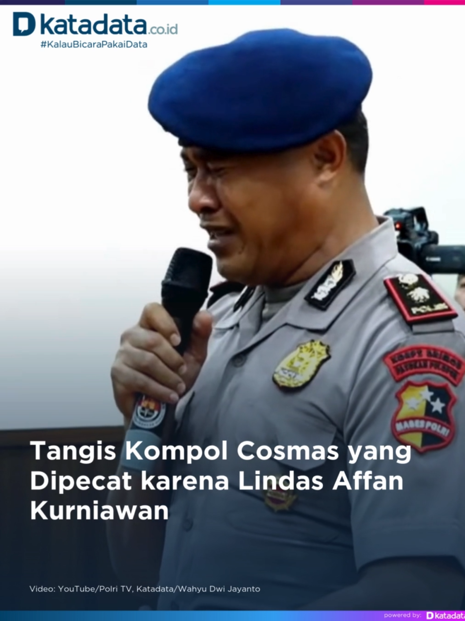 Komandan Batalyon (Danyon) Resimen IV Korps Brimob (Korbrimob) Polri, Kompol Cosmas Kaju Gae alias Kompol K, resmi dijatuhi hukuman Pemberhentian Dengan Tidak Hormat (PTDH). Hukuman dijatuhkan setelah kendaraan taktis (rantis) Brimob yang ditumpanginya melindas pengemudi ojek online, Affan Kurniawan, hingga tewas dalam aksi demonstrasi ricuh di Jakarta Pusat pada Kamis (28/8). Putusan itu disampaikan dalam sidang Komisi Kode Etik Profesi Polri (KKEP) yang digelar Divisi Profesi dan Pengamanan (Propam) Polri di Gedung TNCC Mabes Polri, Jakarta, Rabu (3/9). Kepala Biro Penerangan Masyarakat (Karo Penmas) Divisi Humas Polri Brigjen Trunoyudo Wisnu Andiko menjelaskan, Kompol Cosmas dinilai terbukti melakukan pelanggaran Kode Etik Profesi Polri (KEPP). “Putusan sidang KKEP hari ini yang pertama kami sampaikan adalah sanksi etika, yaitu perilaku pelanggar dinyatakan sebagai perbuatan tercela,” kata Trunoyudo. Kedua, sanksi administratif berupa penempatan dalam tempat khusus selama enam hari, terhitung mulai 29 Agustus sampai 3 September 2025 di ruang Propram Polri, yang sudah dijalani oleh pelanggar. Ketiga, sanksi administratif berupa pemberhentian tidak dengan hormat sebagai anggota Polri. Majelis etik menilai Kompol Cosmas bertindak tidak profesional dalam penanganan aksi demonstrasi pada 28 Agustus lalu, yang berujung pada tewasnya Affan Kurniawan setelah terlindas rantis Brimob Polda Metro Jaya. Kreator konten: Yelinda Reporter: Wahyu Dwi Jayanto Penulis: Ferrika Lukmana Sari #AffanKurniawan #Ojol #Polisi #KompolCosmos #KatadataUpdate #Katadatacoid #KalauBicaraPakaiData