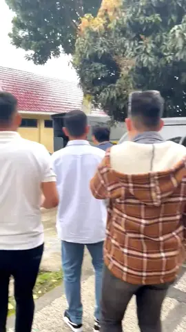 Polres Pagaralam melalui sat Reskrim Polres Pagaralam pada hari Rabu tanggal 03 September 2025 sekira pukul 16.35 Wib, berhasil mengamankan seorang pria berinisial SJ (55th) warga kecamatan Tanjung sakti pumi kabupaten Lahat. Yang diduga kuat melakukan penjagalan kucing untuk dijual dagingnya kepada masyarakat. Aksi ini sempat viral di media sosial dan sangat meresahkan masyarakat.  Kapolres Pagaralam AKBP Januar kencana setya persada S.Ik melalui kasat Reskrim itu Irawan Adi Candra S.H, menjelaskan pelaku ditangkap kurang dari 24 jam setelah mendapatkan informasi dari masyarakat serta video yang viral di media sosial. Penangkapan tersebut dipimpin langsung oleh Kanit pidum Polres Pagaralam ipda DUSMAN S.H beserta anggotanya.  Barang yang diamankan satu ekor kucing anggora berwarna orange, 2 bilah senjata tajam, KTP pelaku. Hasil dari pemeriksaan sementara pelaku mengaku telah melaksanakan aksinya selama kurang lebih 4 bulan serta dalam periode itu pelaku sudah menyembelih kucing ± 100 ekor. Penyidik menerapkan pasal berlapis, pertama UU darurat nomor 12 tahun 1951 tentang senjata tajam pasal 2 ayat 1 dengan ancaman hukuman 10 tahun penjara, kedua, pasal 363 tentang pencurian dengan pemberatan dengan ancaman hukuman 7 tahun penjara, serta pasal 302 ayat 2 tentang kekerasan terhadap hewan. Polres Pagaralam menghimbau kepada masyarakat yang merasa kehilangan kucing untuk melapor ke Polres Pagaralam.   #polrespagaralam #satreskrimpagaralam #poldasumsel #pagaralam #polriuntukmasyarakat 