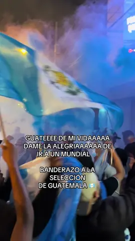 GUATEEEE DE MI VIDAAAAA DAME LA ALEGRIAAAAAA DE IR A UN MUNDIAL 🗣️ BANDERAZO A LA SELECCIÓN  DE GUATEMALA 🇬🇹 #chapines502🇬🇹 #viralgt #gt #guatemala #VamosGuate 