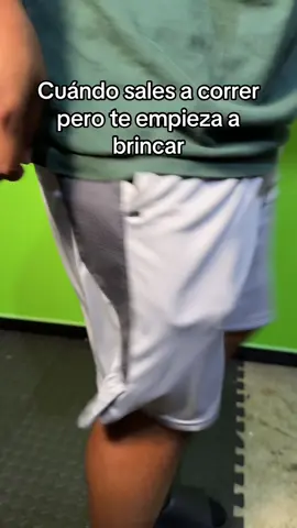 Sales a correr, pero el teléfono empieza a brincar en el bolsillo