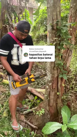 Membalas @ricowiliam,dayweh ga usah pakai yang besar cukup pakai gergaji portabel mini bisa potong pohon besar #gergaji #gergajiportable #alatpotongkayu #perkakas #fyp