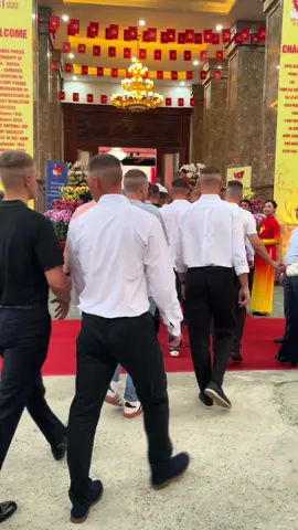 Nhà trai đang tiến vào nhà gái ,Mọi người nhận ra các a ấy không.