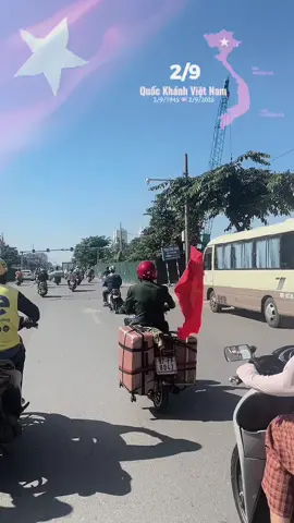 Hôm nay 4/9 con tình cờ gặp ông trên đường đi làm. Thật sự nể phục. Chắc ông đang trên đường về quê nhà Nghệ An . Mong ông vạn dặm bình an 😊 #2thang9 #vietnam #tranvanthanh 