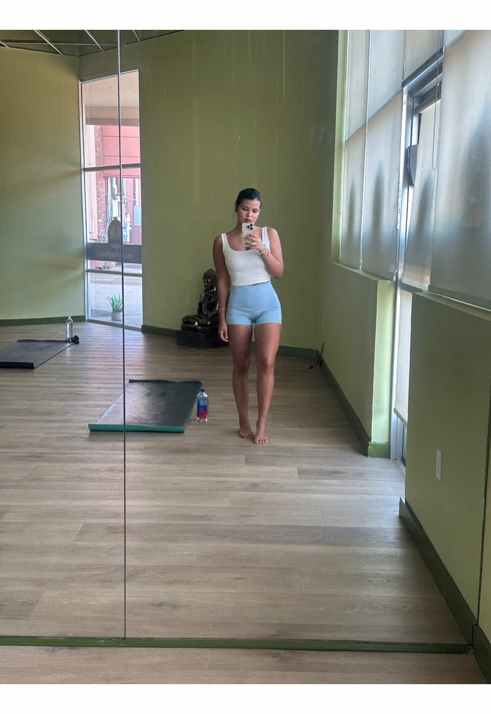 ✨ Returning to my center is always a priority ✨ Today my yoga practice reminded me how important it is to train the mind and our thoughts. I had been feeling drained, and realized that building a strong mindset requires letting go of what no longer serves: negative thoughts, old energies, heavy burdens. 🧘🏻‍♀️ When we create that space, the new flows in with more strength, clarity, and light. 🌿🤍 ✨ Volver al centro siempre es prioridad ✨ Hoy mi práctica de yoga fue un recordatorio de lo vital que es trabajar la mente y los pensamientos. Estuve drenada, y entendí que construir una mentalidad fuerte requiere soltar lo que ya no sirve: pensamientos negativos, energías viejas, cargas que pesan. 🧘🏻‍♀️ Cuando vaciamos ese espacio, lo nuevo entra con más fuerza, más claridad y más luz. 🌿🤍 #YogaJourney #MindsetMatters #EnergíaPositiva #InnerStrength #Flow 